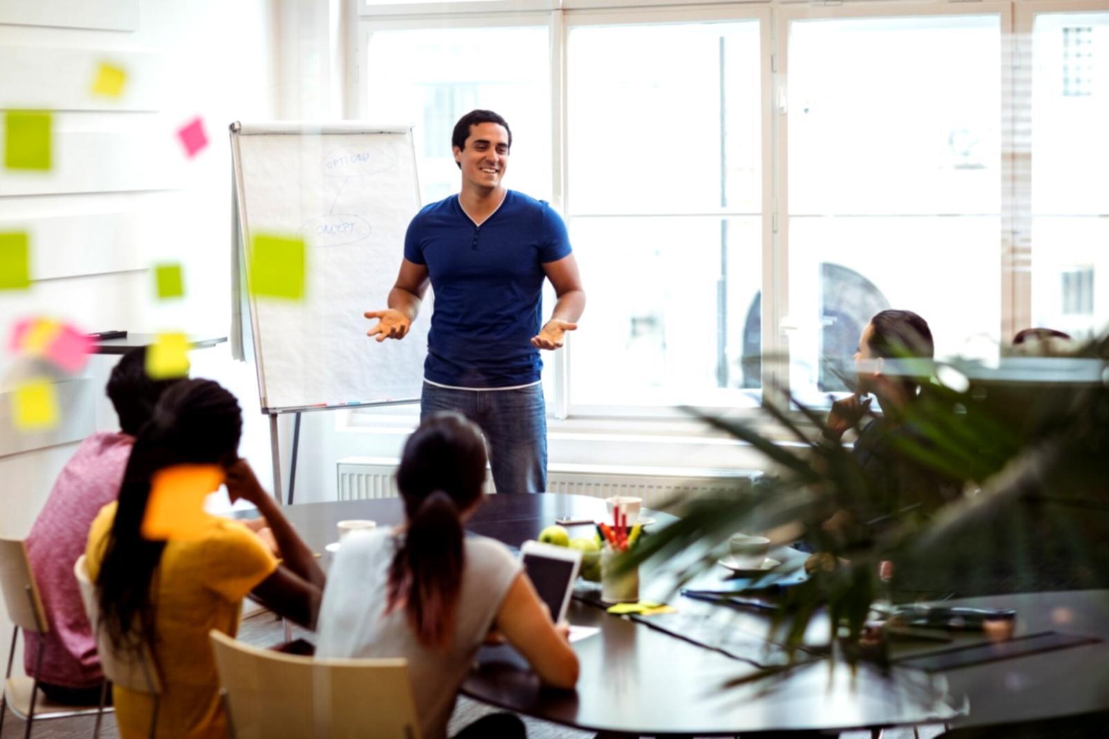 Espace de formation moderne avec participants actifs